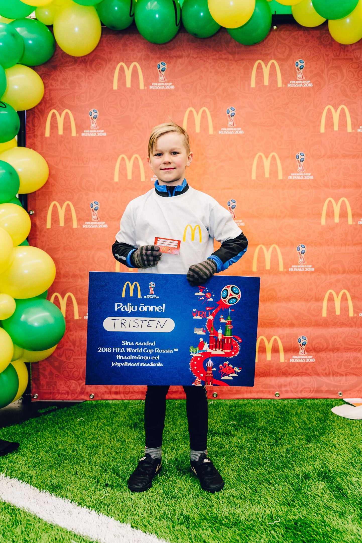 8-aastane Tristen Kool saab võimaluse sõita Moskvasse jalgpalli MM-ile ning saata ühe jalgpalluri palliplatsile.