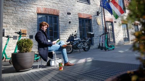 Молодой голландец уже несколько дней сидит перед посольством Венгрии в Таллинне