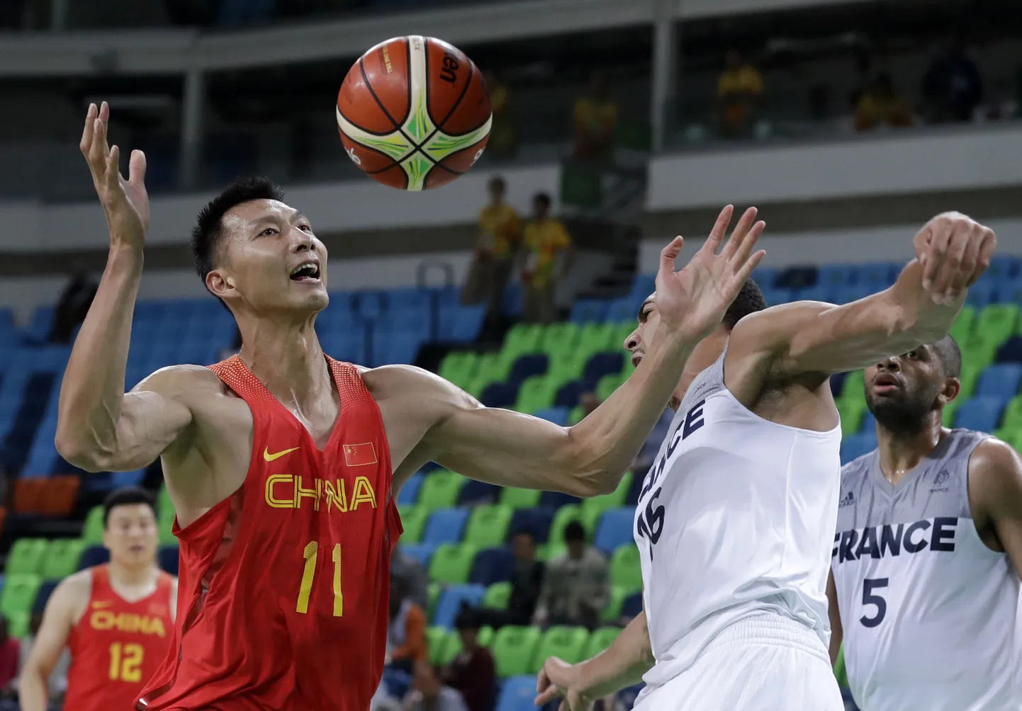 Hiinlaste Yi Jianlian (nr 11) võitlemas Prantsusmaa koondislase Rudy Gobertiga.
