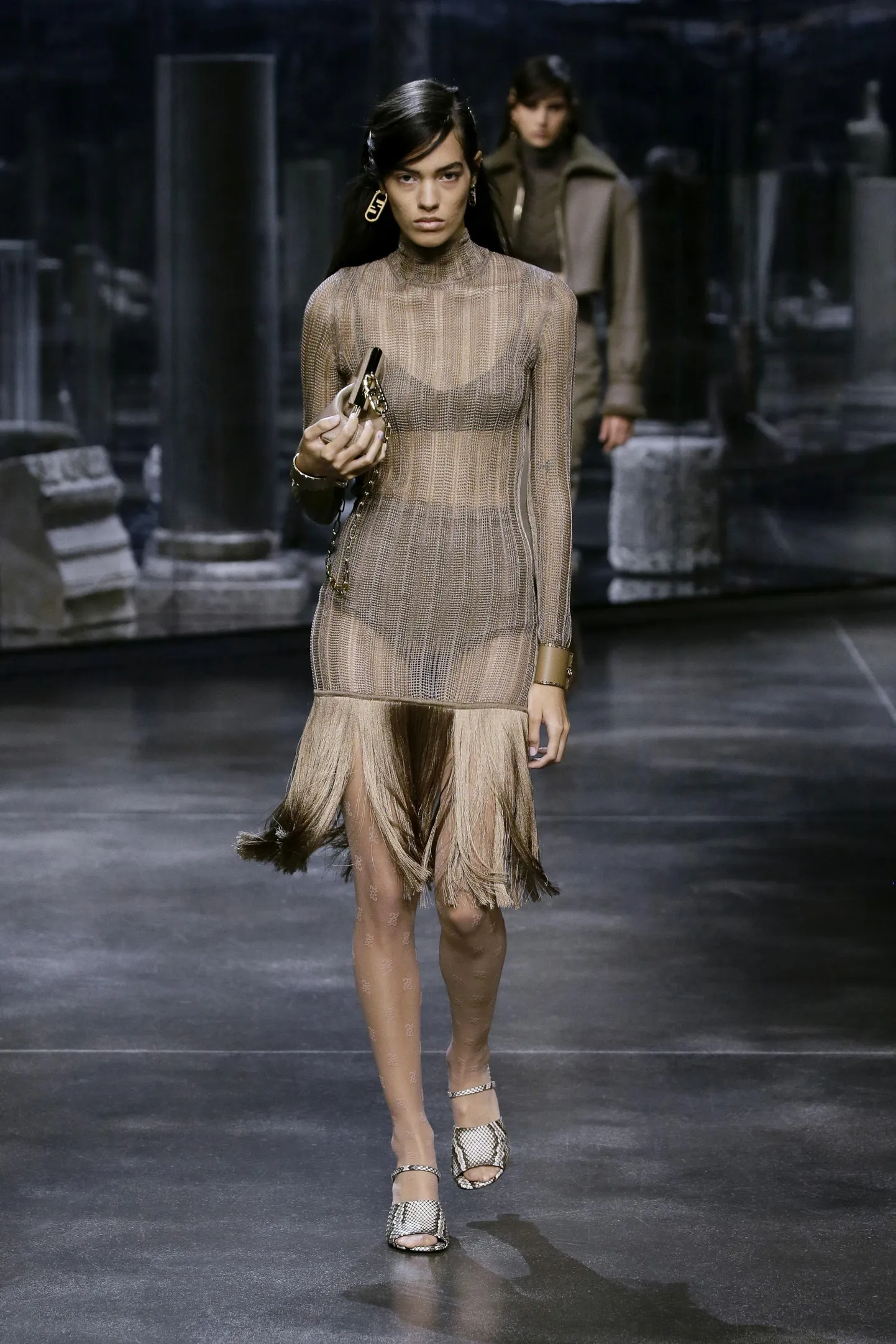 Läbikumavad pinnad ja tantsisklevad narmad püüavad pilku.
Fendi, Milano moenädal.