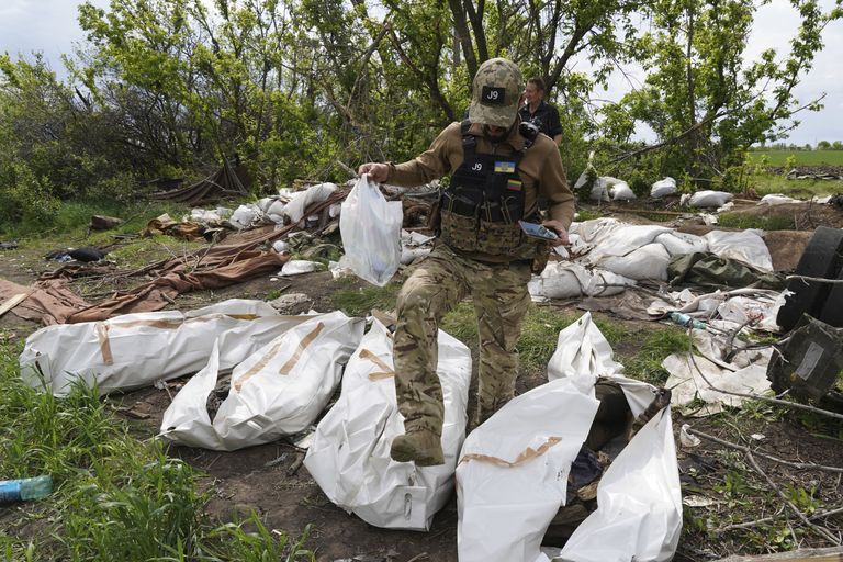 Ukraina teenistuja tegelemas langenud Vene sõdurite ekshumeerimisega Harkivi lähedal.