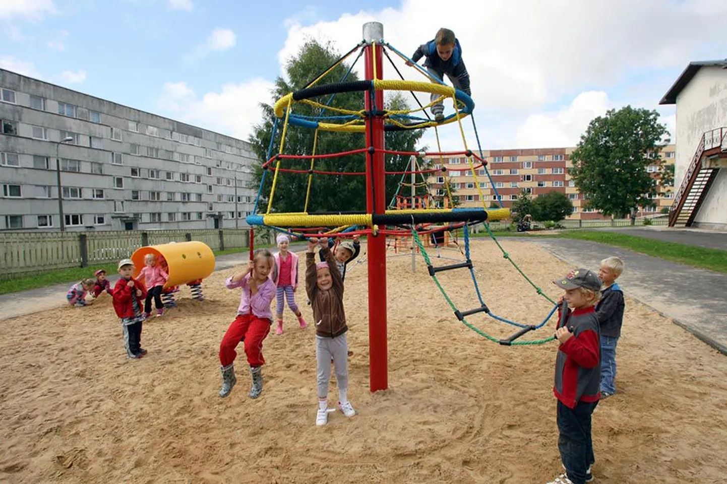 Mängupesa uus mänguväljak pakub lastele palju rõõmu ja tegevust. Paraku on plats õhtuti ümbruskonna suurtes majades elavatele lastele suletud ja päevalgi pääsevad nad atraktsioonidele vaid siis, kui lasteaia lapsed on toas.