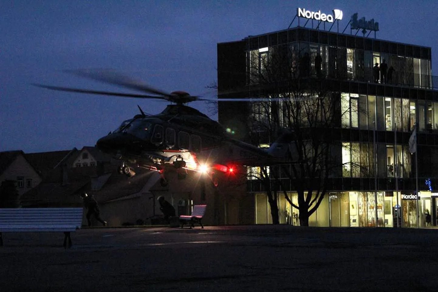 Hetkel, mil politsei- ja piirivalveameti lennusalga helikopter AgustaWestland AW 139 Rubiini platsile laskus, tungis kõrvalasuva «Sakala» toimetuse paokil rõduukse vahelt sisse nii võimas tuuleiil, et pühkis lähimad kontorilauad paberitest ja kaustadest puhtaks.