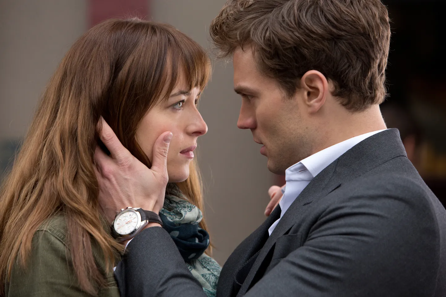 Kaader filmist «Viiskümmen halli varjundit». Pildil Dakota Johnson ja Jamie Dornan