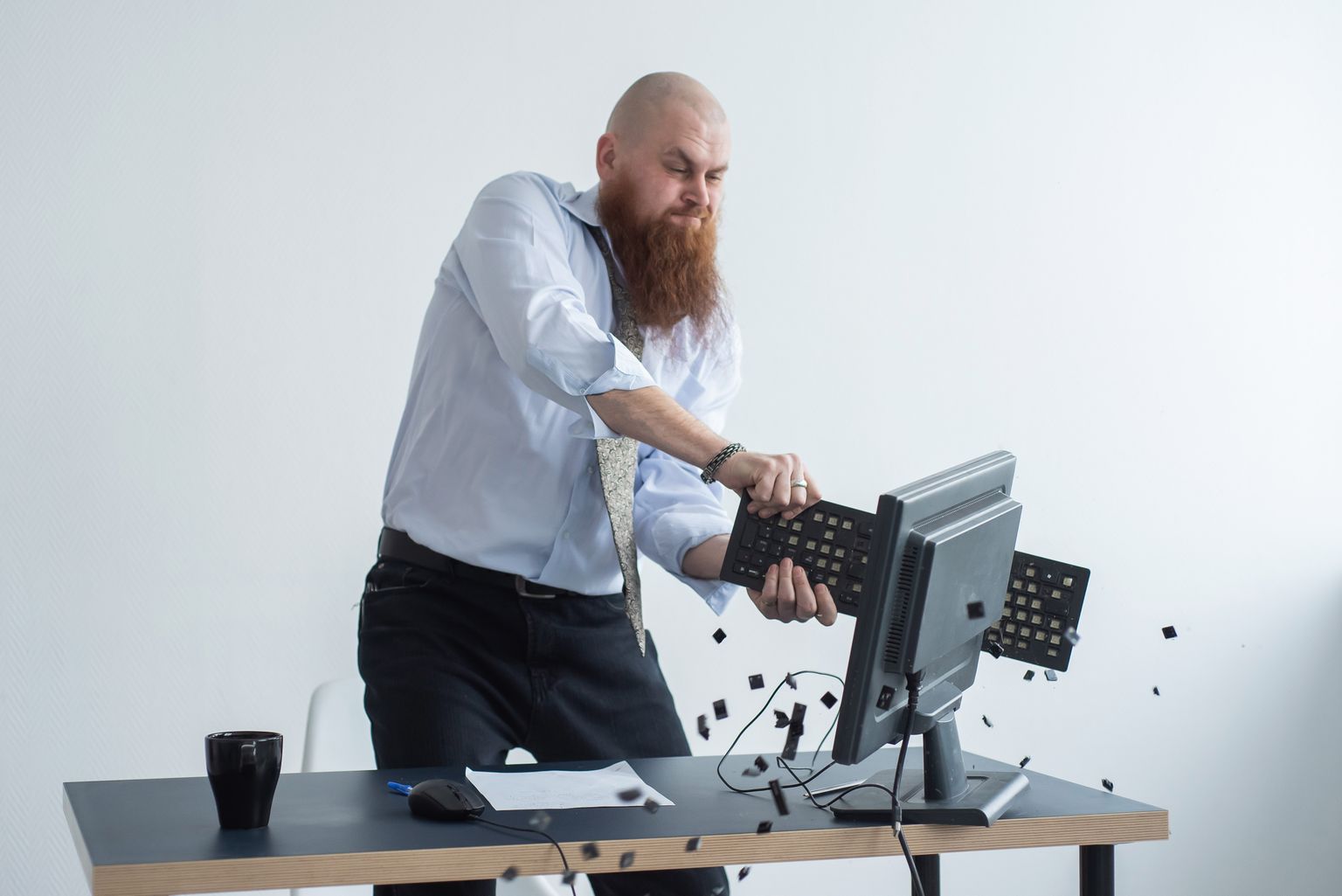 Mees arvuti peale raevumas (illustreeriv).