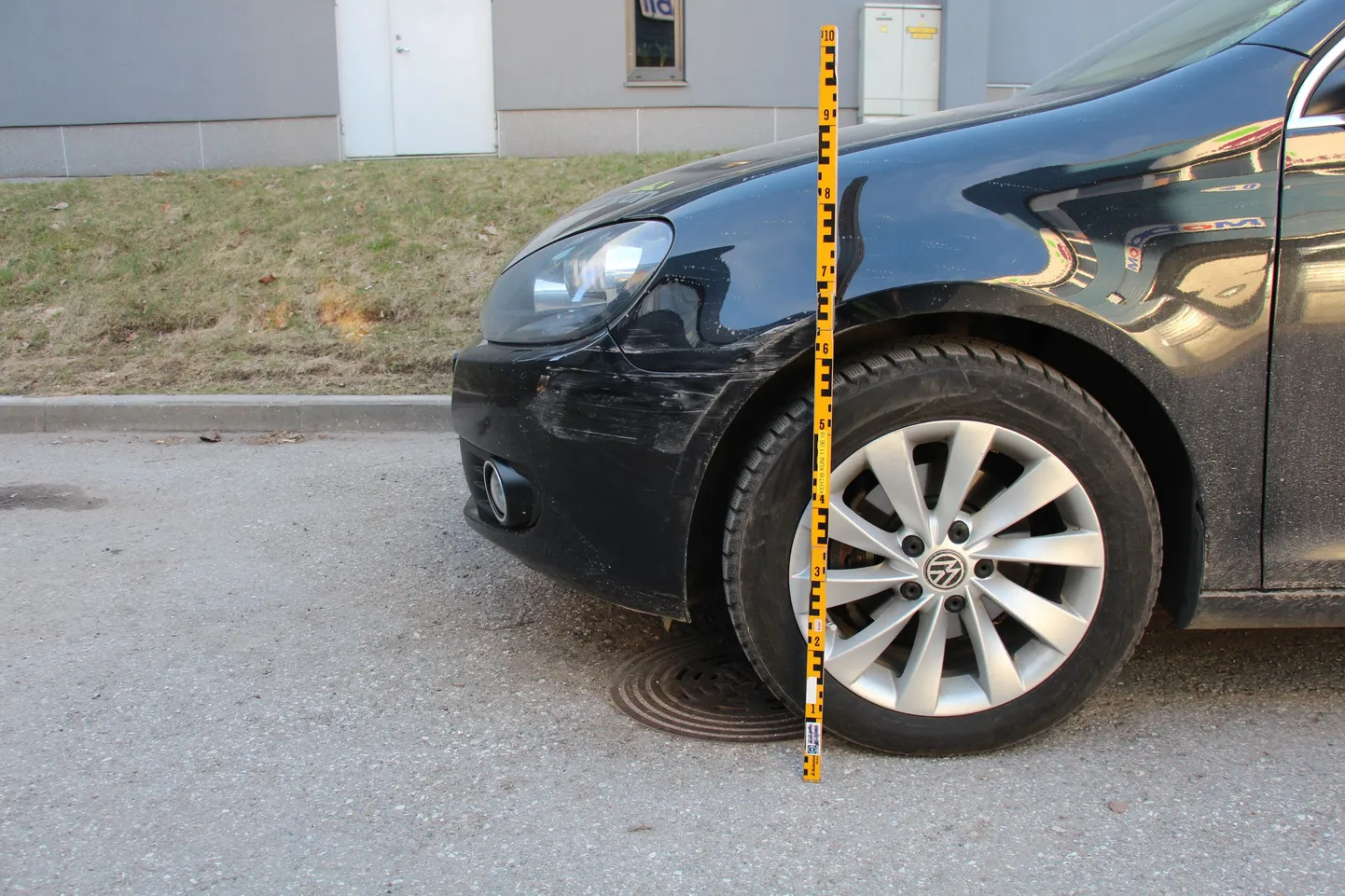 Tartus Teguri tänaval mõlgiti Läti numbrimärkidega VW Golf.