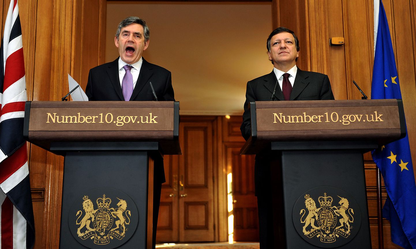 Suurbritannia peaminister Gordon Brown (vasakul) ja  Euroopa Komisjoni president Jose Manuel Barroso pressikonverentsil.