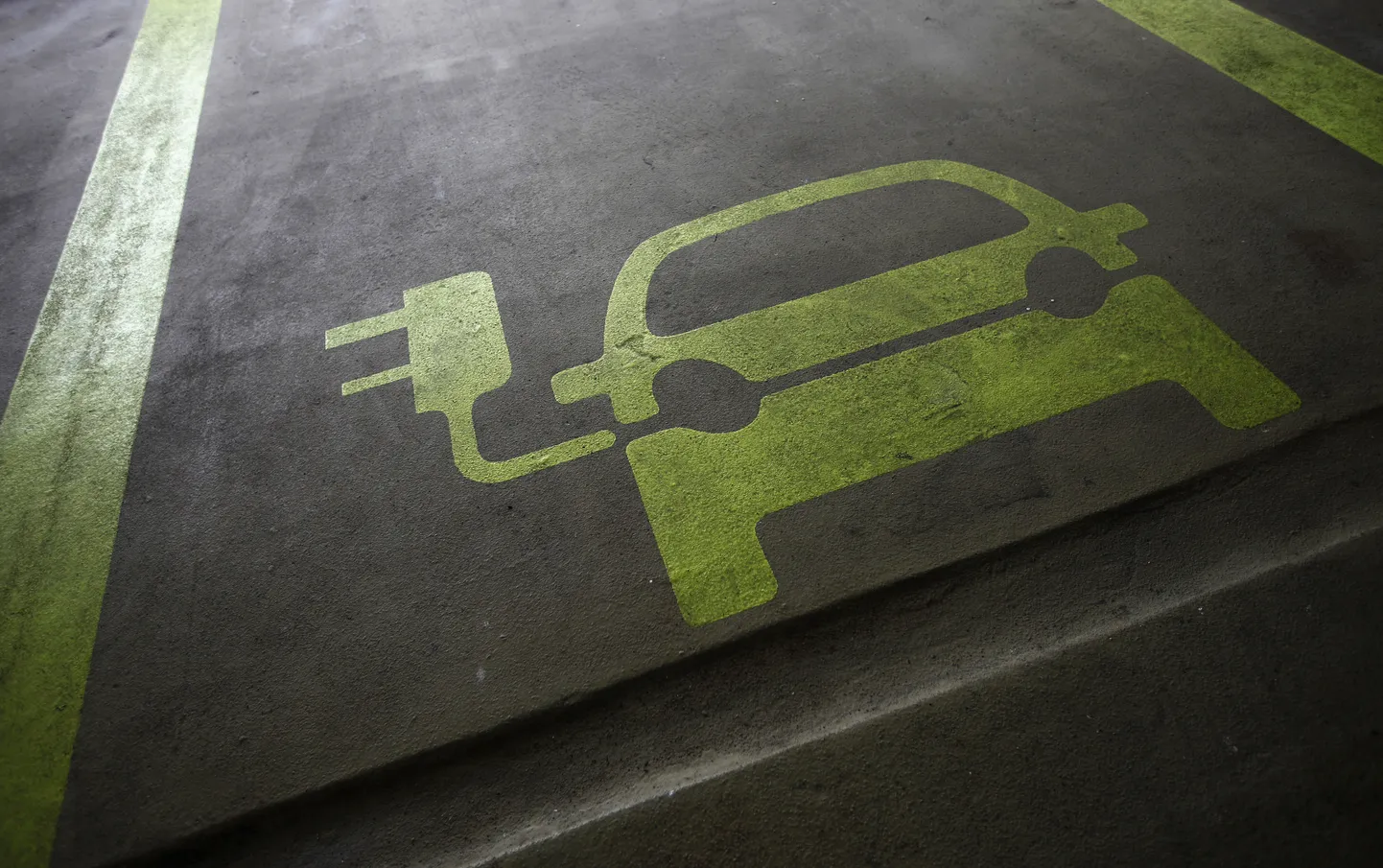 Parkimiskoht elektriautodele.