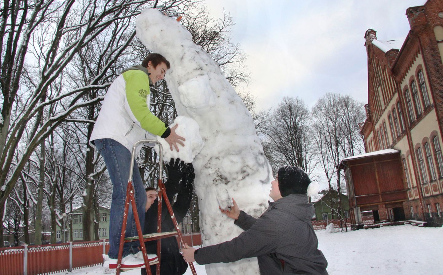 Pärnu Vanalinna põhikooli 9a klassi õpilased Sten Roosaar (ülal), Kaspar Kikerpill (paremal) ja Ken-Kristjan Toomjõe valmistasid neljameetrise lumememme.