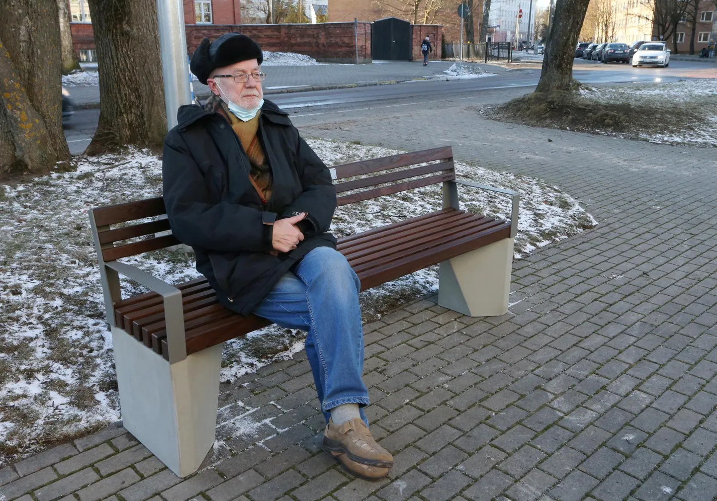 Tähe 4 maja ette pandi füüsik Henn Voolaiu auks pink.