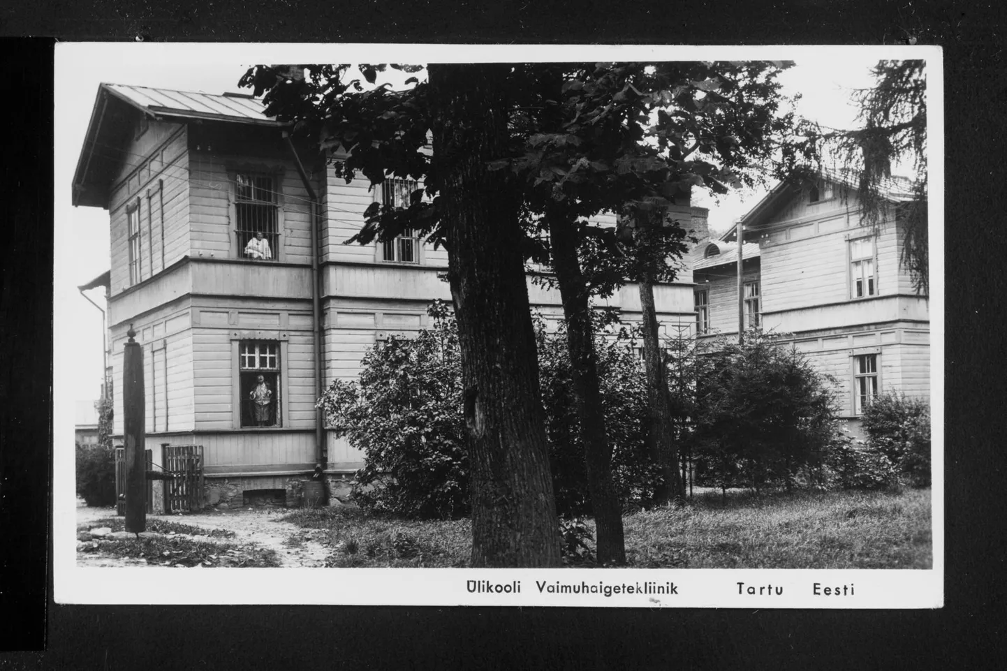 Tartu ülikooli vaimuhaigete kliinik aastal 1935. Kahel korrusel on patsiendid aknal, mille ees on trellid.