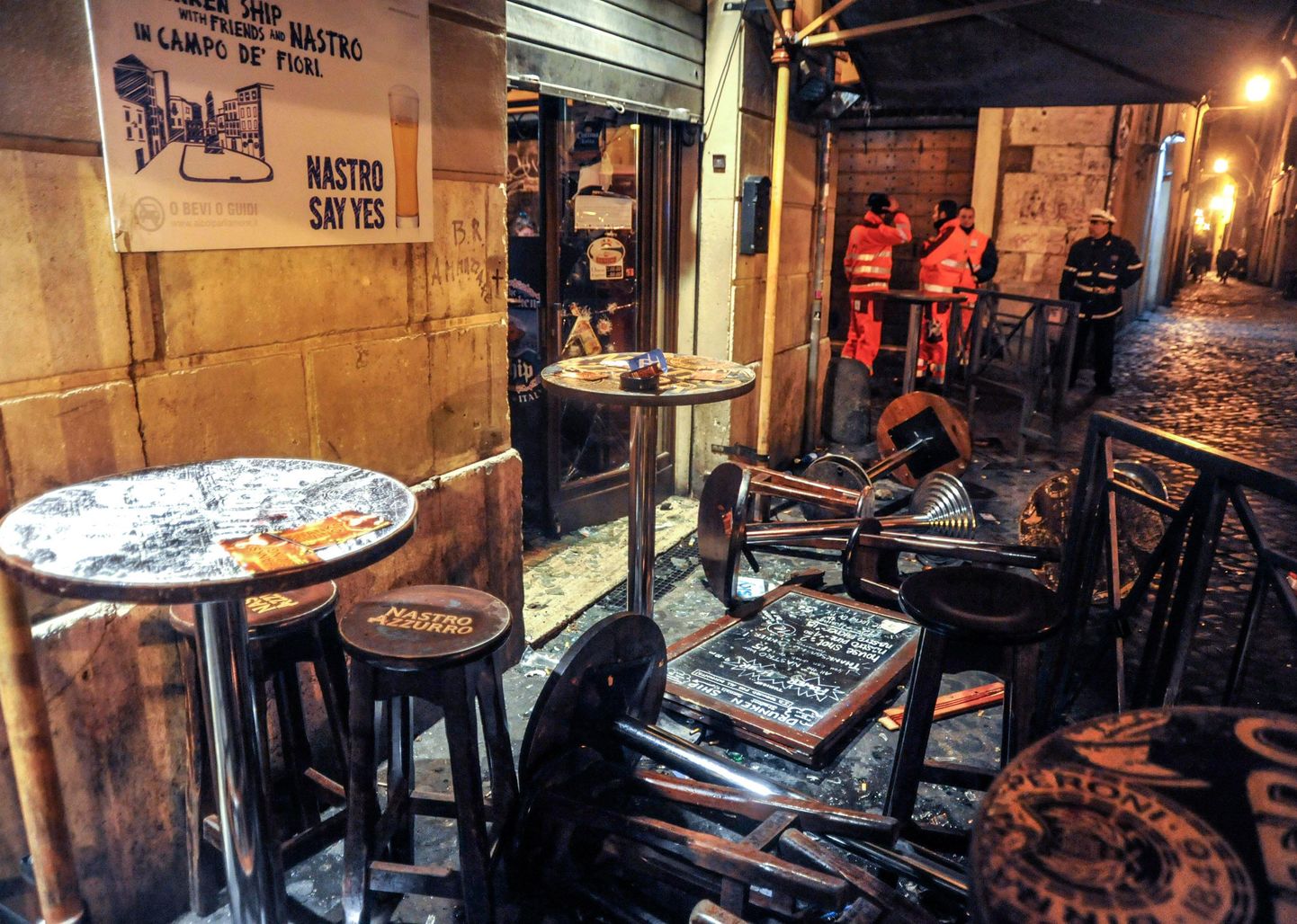 Tottenhami fännide purustatud pubi Roomas novembrikuus. Samasugune pilt avanes eile õhtul Lyonis.