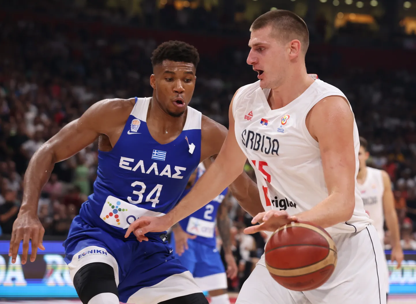 Jannis Adetokunbo un Nikola Jokičs