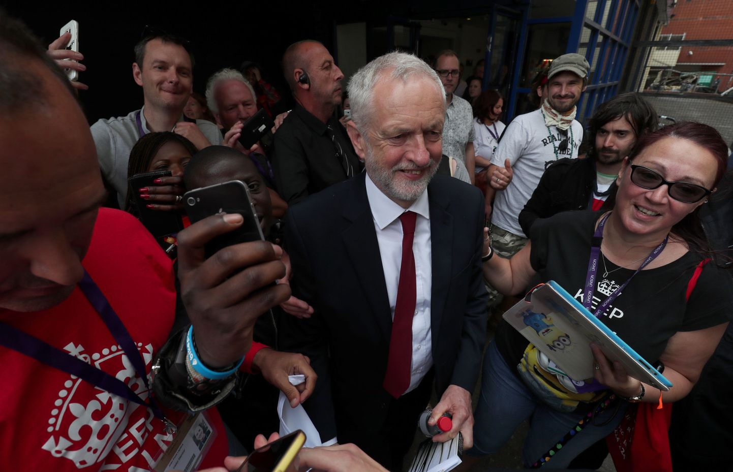 Briti leiboristide liider Jeremy Corbyn nimetab end demokraatlikuks sotsialistiks.
