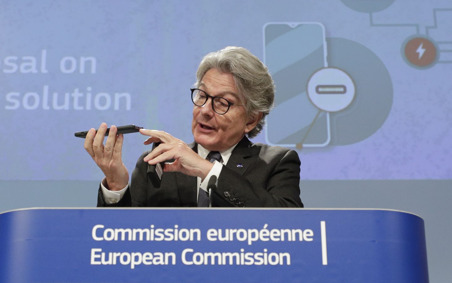 Euroopa Komisjoni siseturu volinik Thierry Breton tutvustab ühiste laadimispesade initsiatiivi pressikonverentsil.