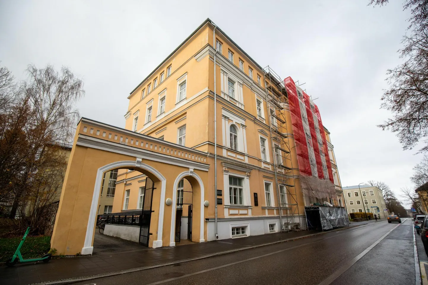 Jaan Poska gümnaasium asub Tartus Vanemuise tänaval.