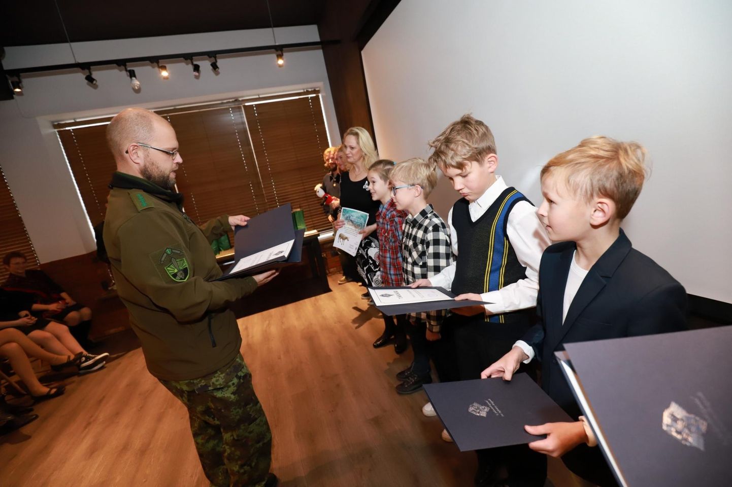 1. jalaväe­brigaadi eripreemia pälvis Haljala kooli 3.b klassi poiste animatsioon “Esimene võitlus”. Auhinna annab üle 1. jalaväe­brigaadi kapten Rene Rebane.