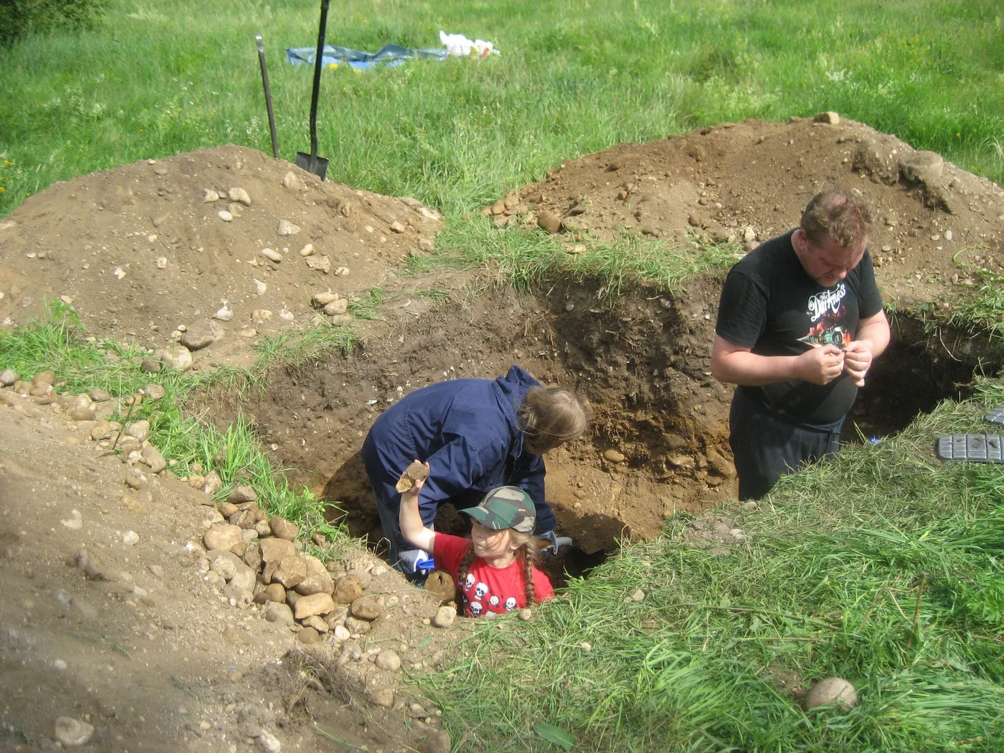 Tänavu suvel tõid sõjahaudade otsijad Arnold Unt (paremal) ja Kristjan Ahtama Audevälja teeristis hukkunute säilmed päevavalgele, et need kalmistule ümber matta.