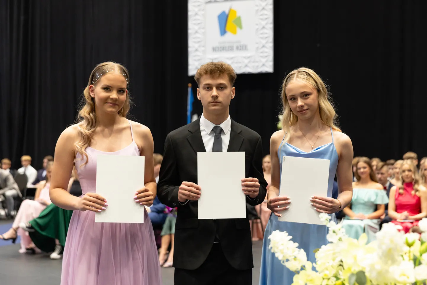 Inge Jalaka mälestusfondi pälvinud õpilased (vasakult): Mariete Järveaid, Andro Jürisson, Heidi Väli.