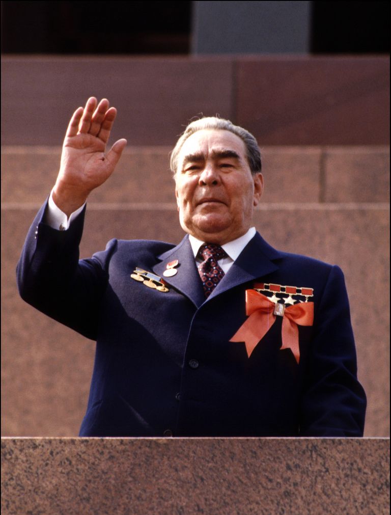 Nõukogude Liidu liider Leonid Brežnev (1906–1982) lehvitamas 1970. aastal Moskvas Punasel väljakul