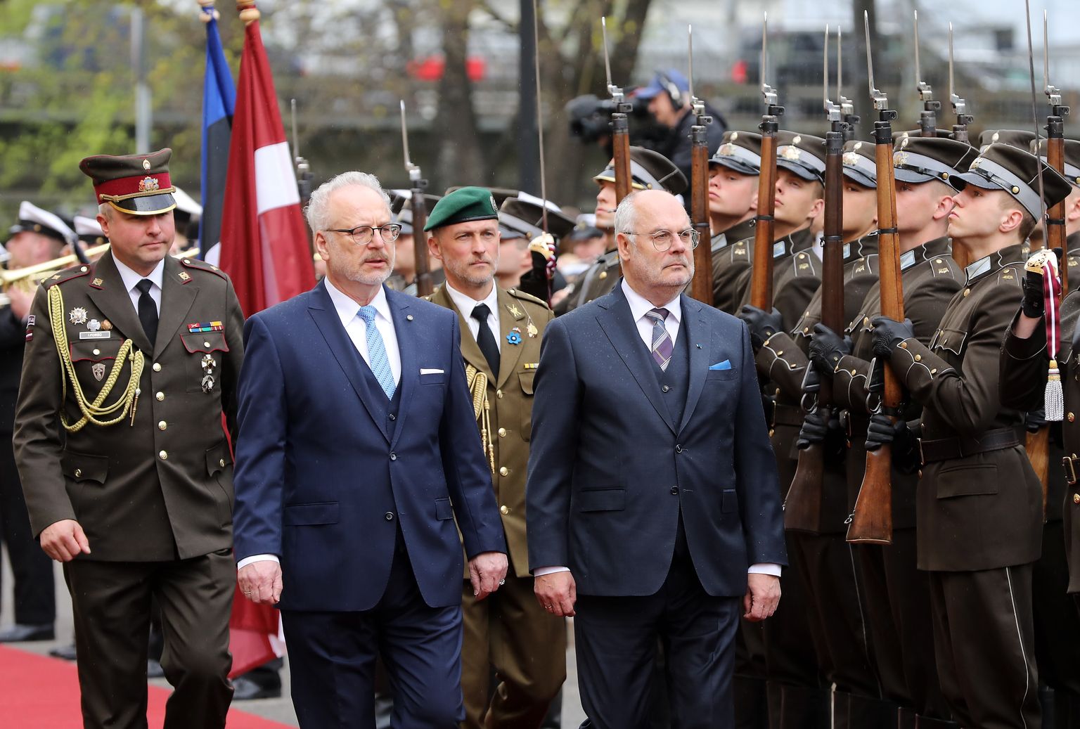 Latvijas valsts prezidents Egils Levits (no kreisās) un Igaunijas prezidents Alars Kariss svinīgajā sagaidīšanas ceremonijā pie Rīgas pils.