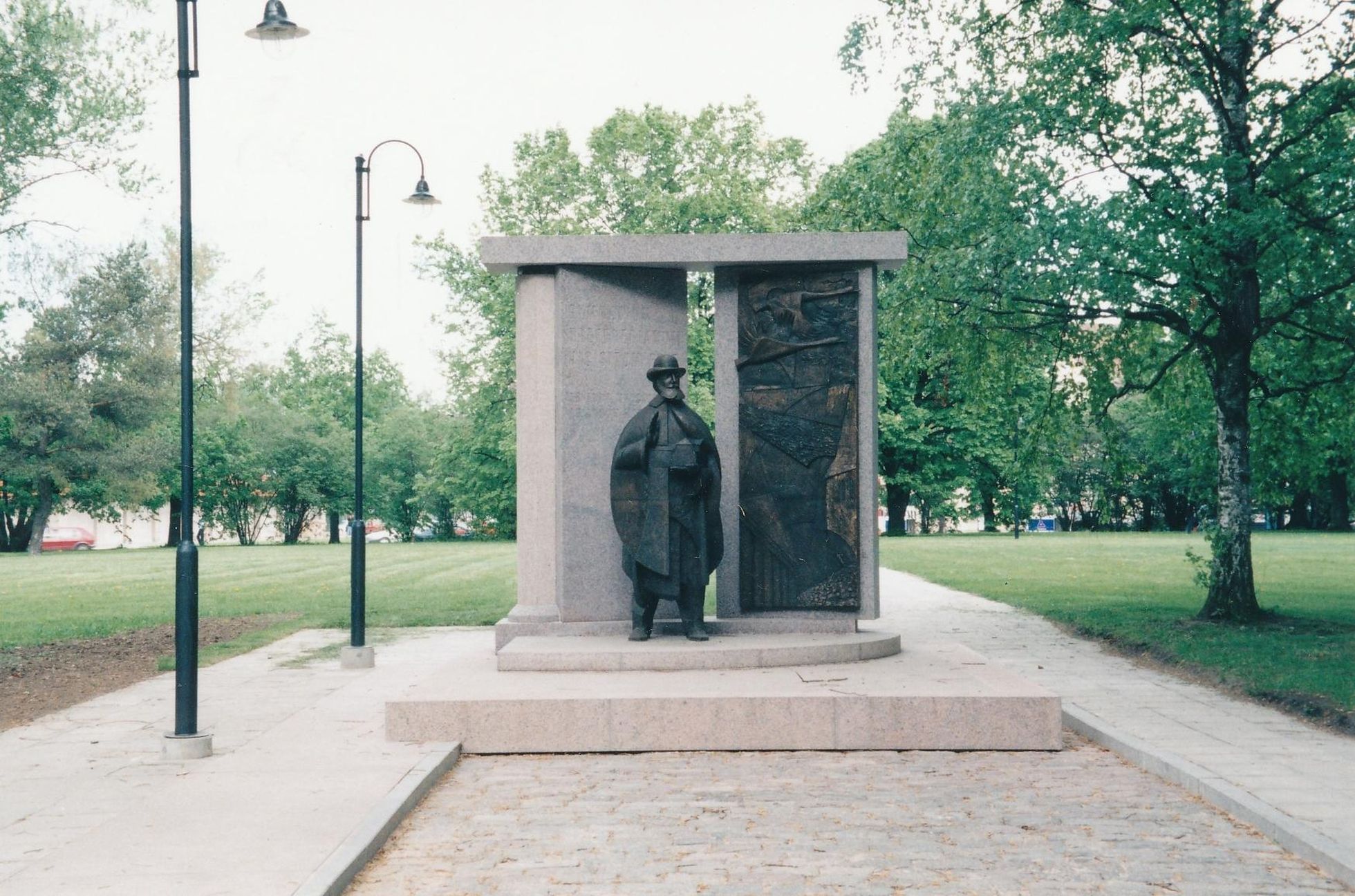 Памятник Хуго Треффнеру в Тарту.