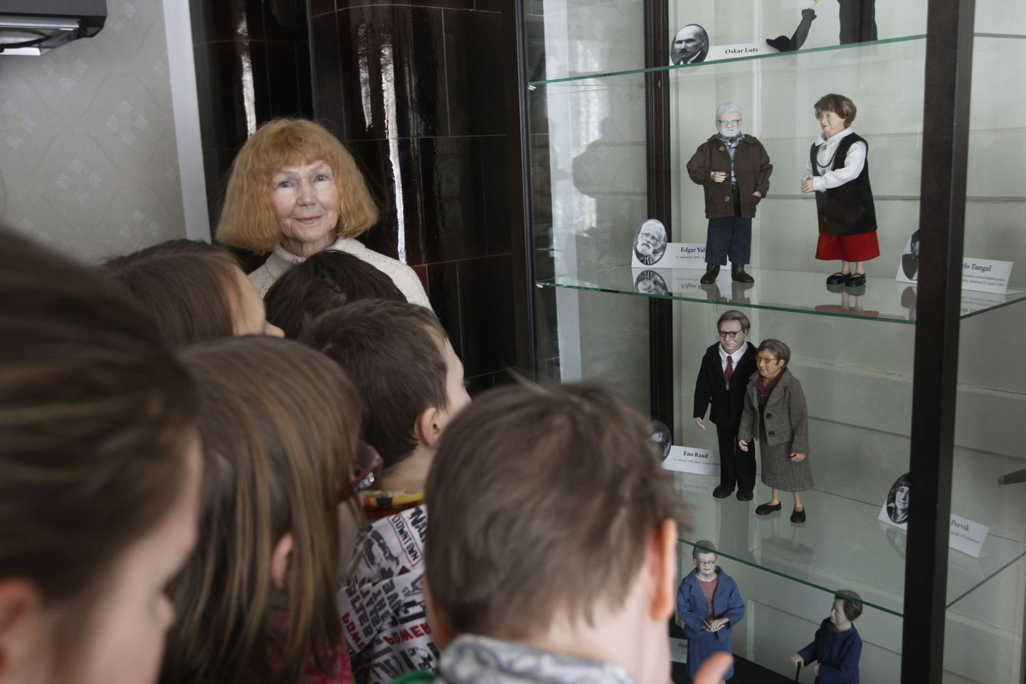 Oskar Lutsu Majamuuseumis on vaadata näitus Alma Maari (pildil) valmistatud Eesti lastekirjanike miniatuursetest kujudest.