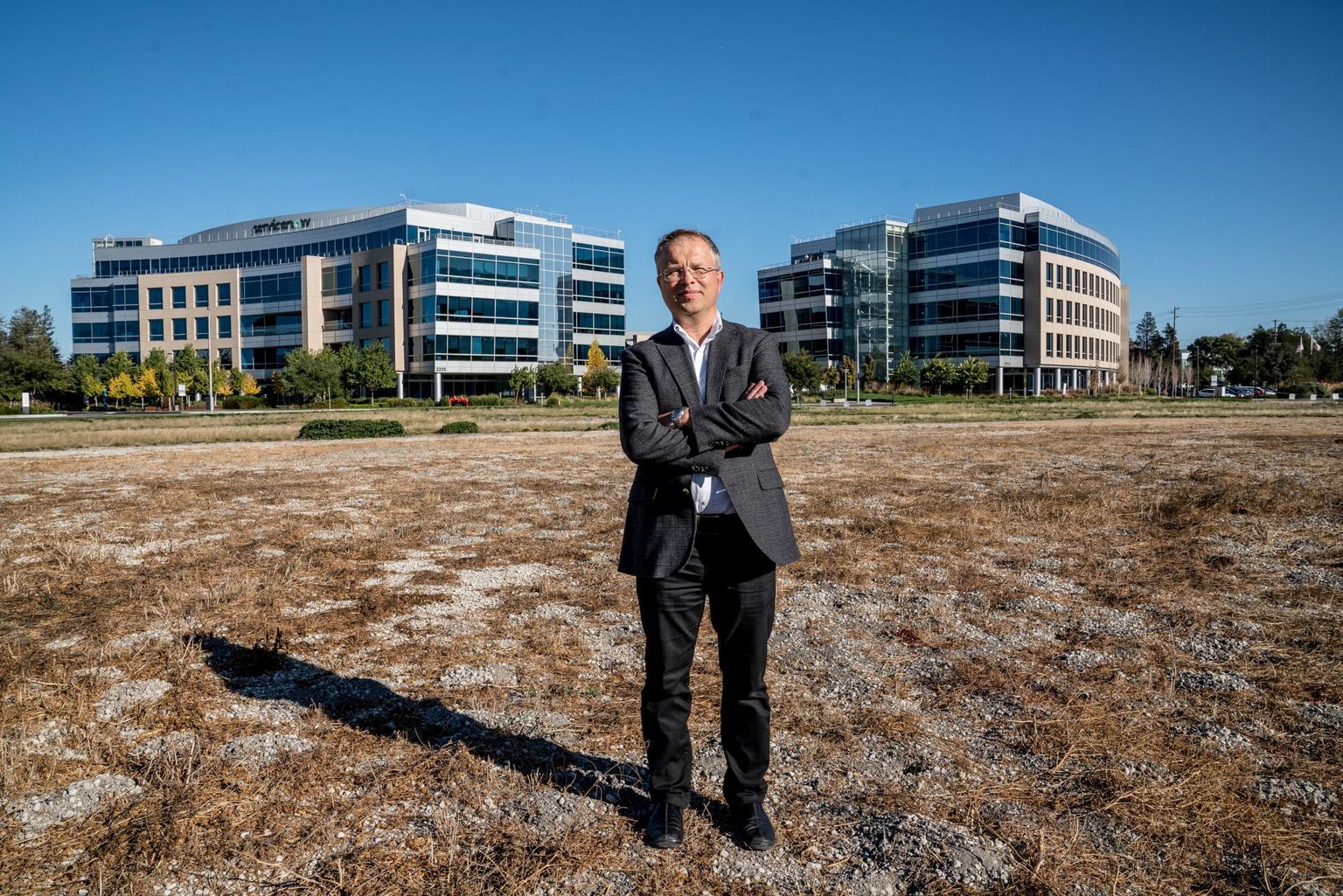 Ain Indermitte Silicon Valley südames ServiceNow’ kahe büroohoone ees rohtunud platsil, kuhu lähiajal kerkib kiirelt kasvavale firmale veel üks viiekorruseline kontorihoone.