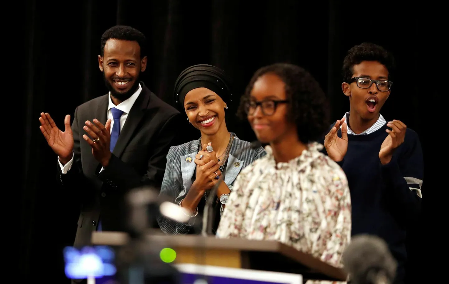 Isra Hirsi pidamas 2018. aastal kõnet oma ema Ilhan Omari valimiskampaanial.