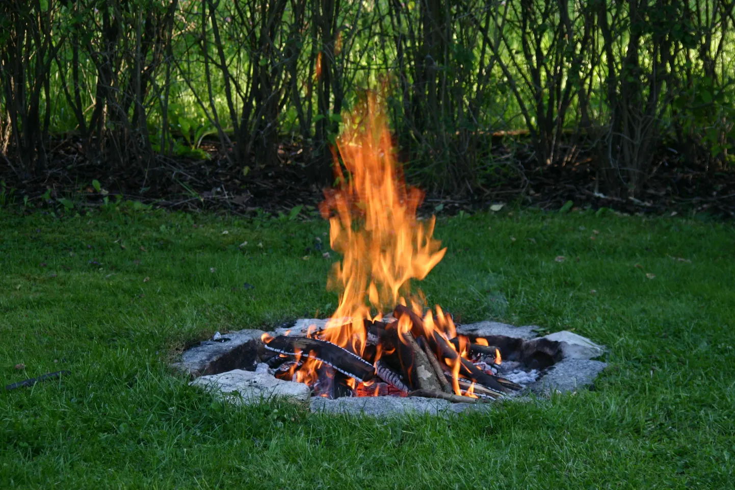 Lõkkes on temperatuurid nii madalad, et põlemine ei ole täielik. See tähendab, et saaste maandub suure tõenäosusega põletaja enda või naabrite hoovis.