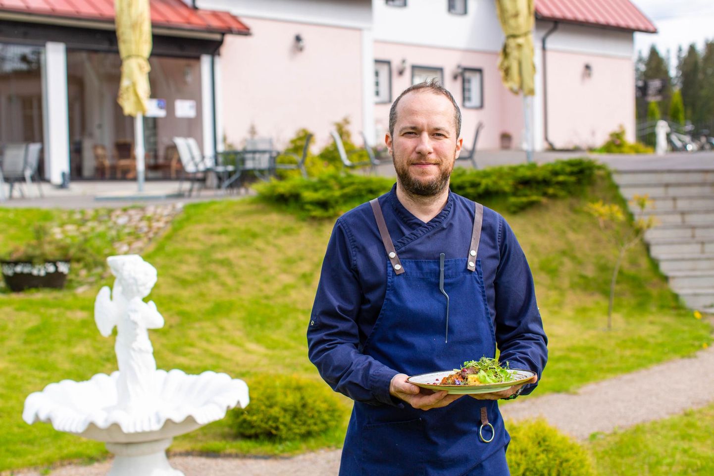 Ööbikuoru villa kohviku-restorani Andreas peakokk Anton Fedianin näitab Uma Meki pearooga: kitseliha veinikastmes, soe aedviljasalat ja küpsetatud maapirnivorm.