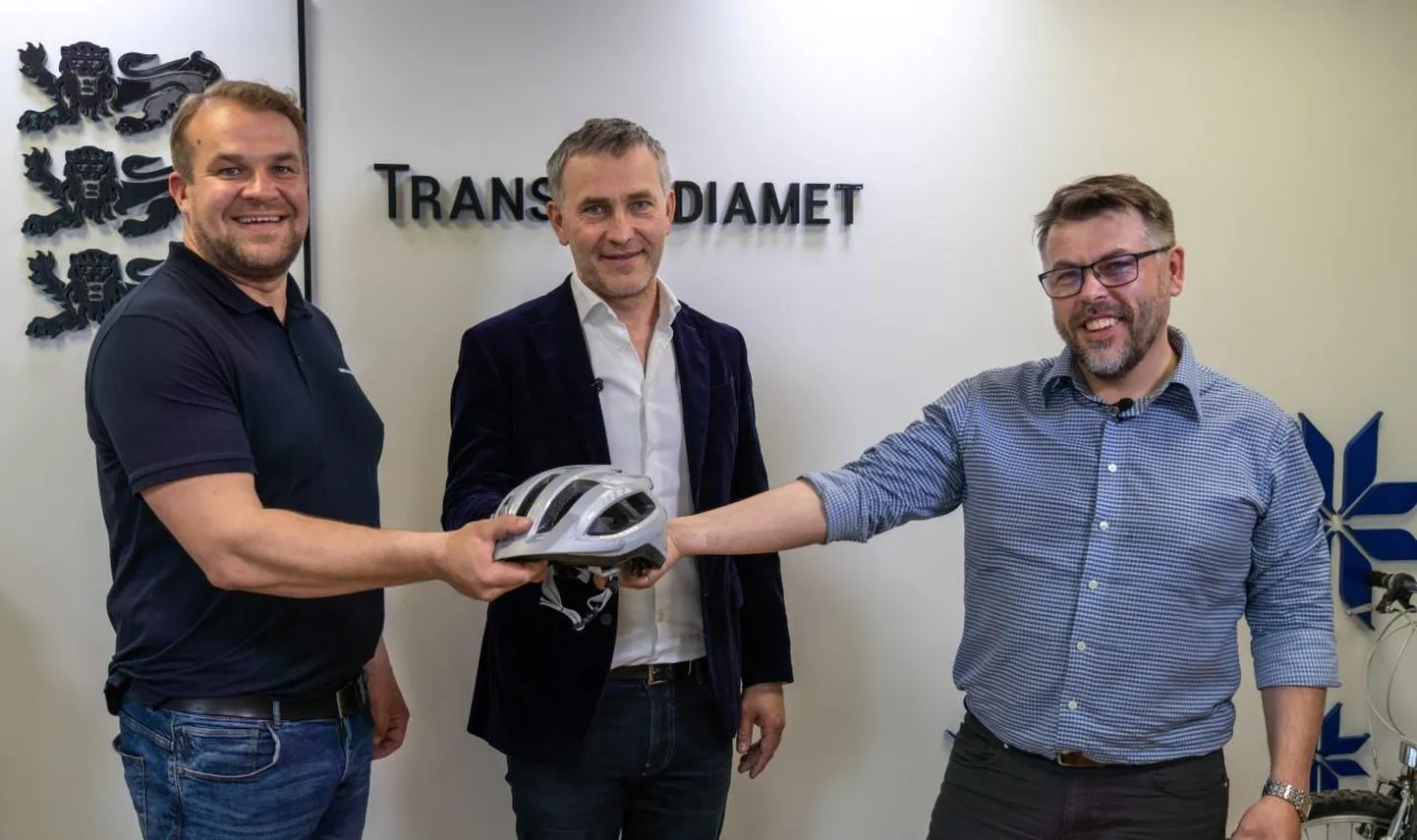 Transpordiameti peadirektor Kaido Padar (keskel) annab kiivrid üle MTÜ esindajatele Hander Latile (vasakul) ja Lembit Arikainenile.