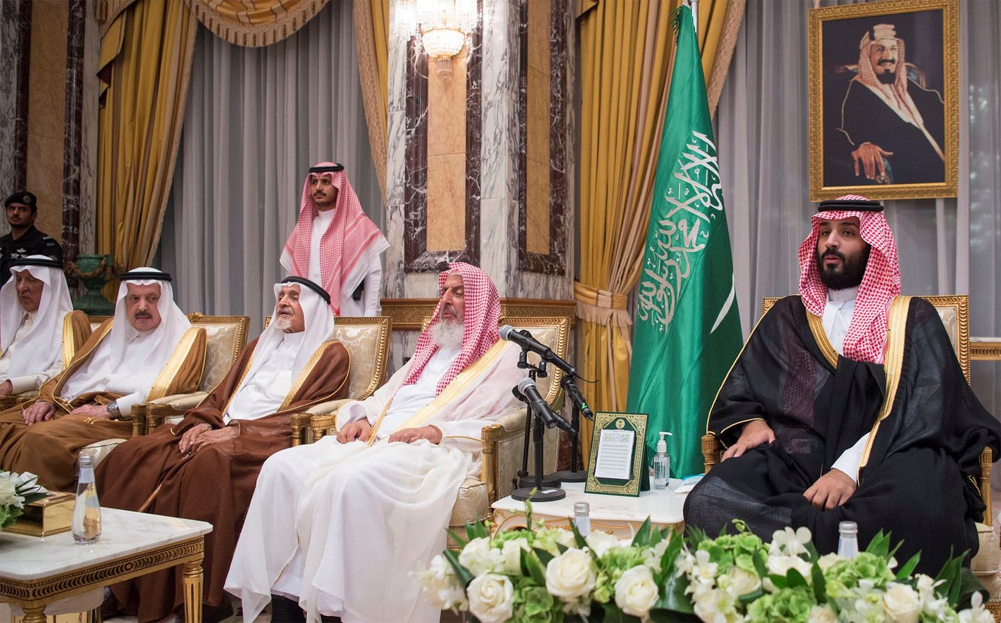 Saudi Araabia kroonprints Mohammed bin Salman pidulikul tseremoonial truudusavaldusi vastu võtmas.