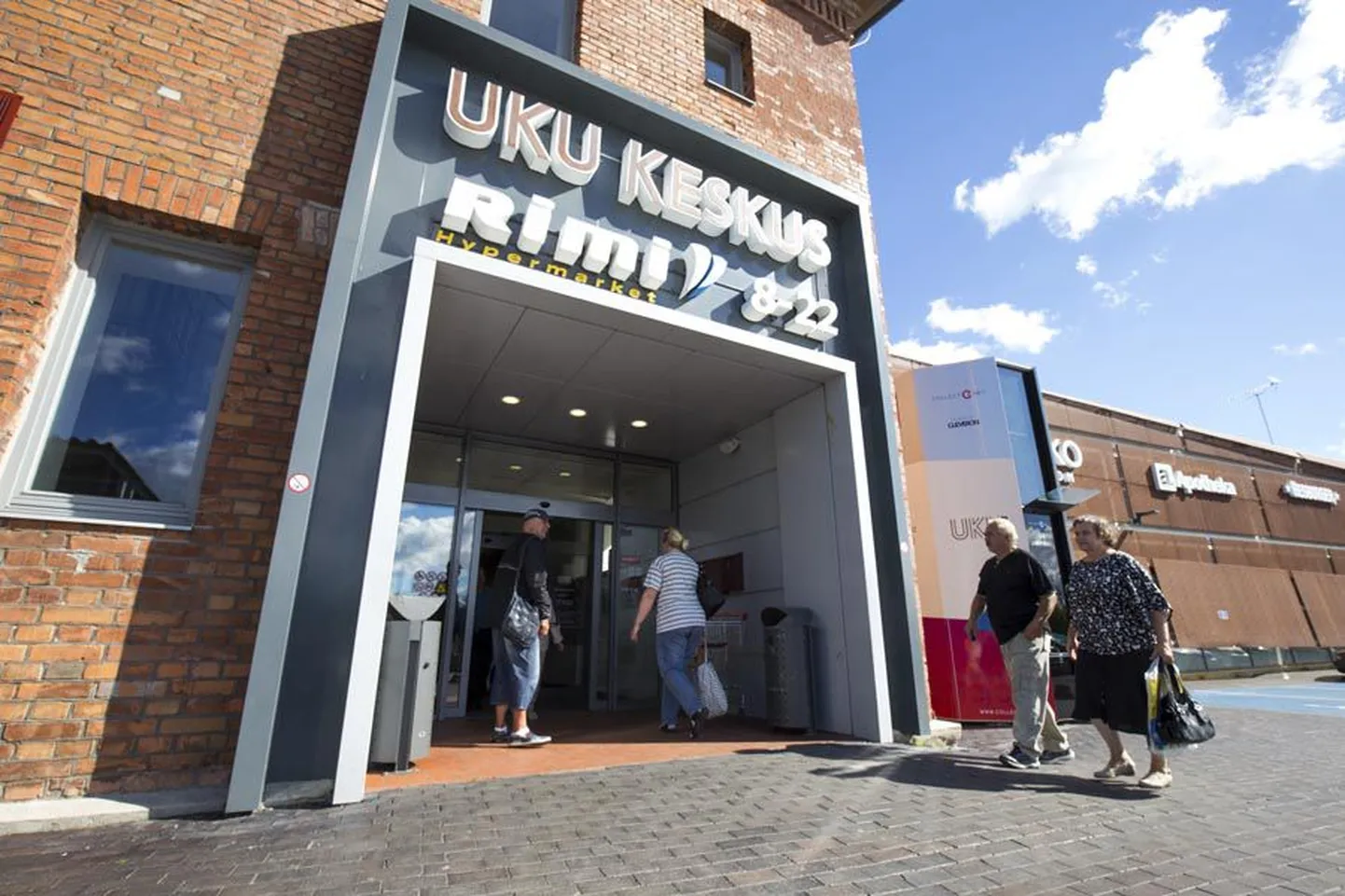 Uku keskuse sissepääsude juures on suitsetamine keelatud ja reegli täitmisel hoiavad silma peal turvamehed.