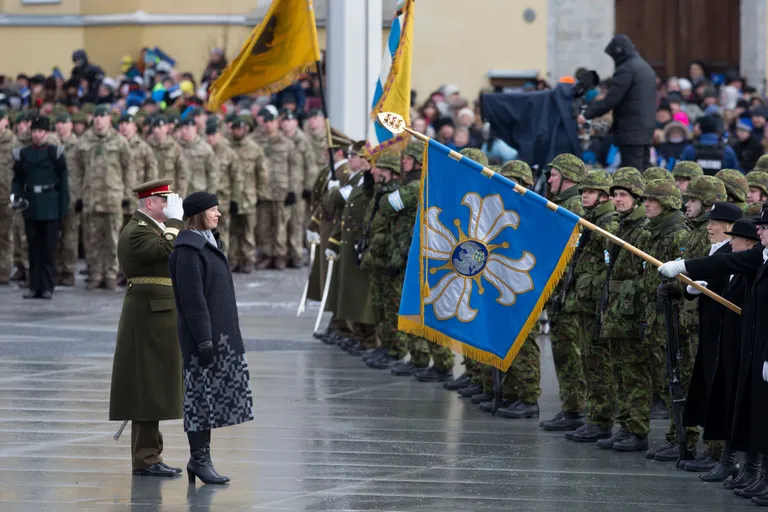 Eesti Vabariigi aastapäeva paraad Vabaduse väljakul. President Kersti Kaljulaid ja Kaitseväe juhataja kindral Riho Terras tervitavad naiskodukaitsjaid. / Liis Treimann / Postimees