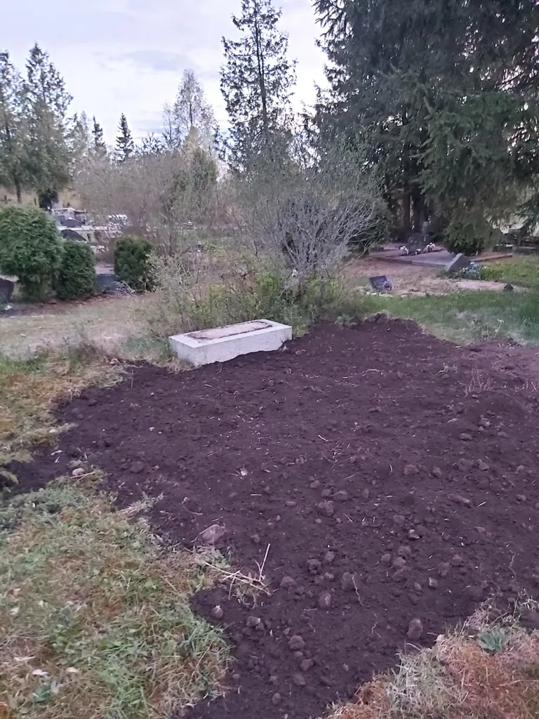 Laupäeva õhtul avanes Mihkli kalmistul kohas, kus varem kõrgus punamonument, selline vaatepilt.