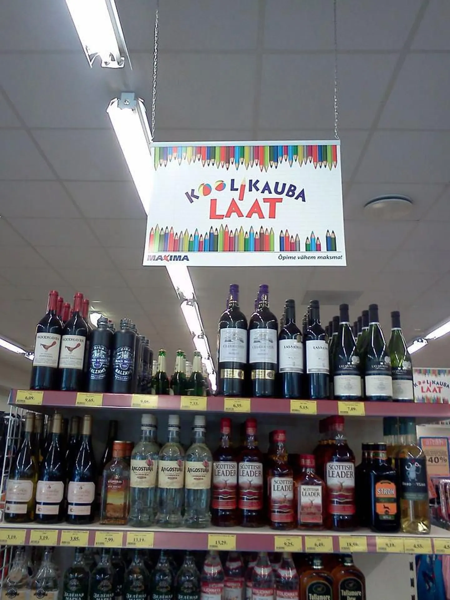 Paide Maximas avaneb koolikaupu reklaamivas osakonnas lustlik vaatepilt...