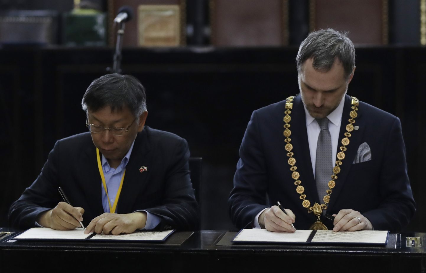 Praha linnapea Zdeněk Hřib ja Taipei meer Ko Wen-je allkirjastamas sõsarlinnade lepingut.