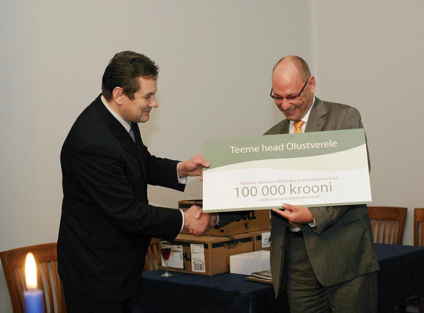Farm Plant Eesti tegevdirektor Jyrki Virtanen (paremal) andis Olustvere kooli direktorile Arnold Pastakule 100 000 krooni eest õppevahendeid, milleks raha oli kogutud annetustena.
