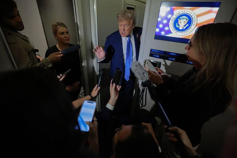 Трамп говорит с журналистами на борту самолета, покидая саммит G7