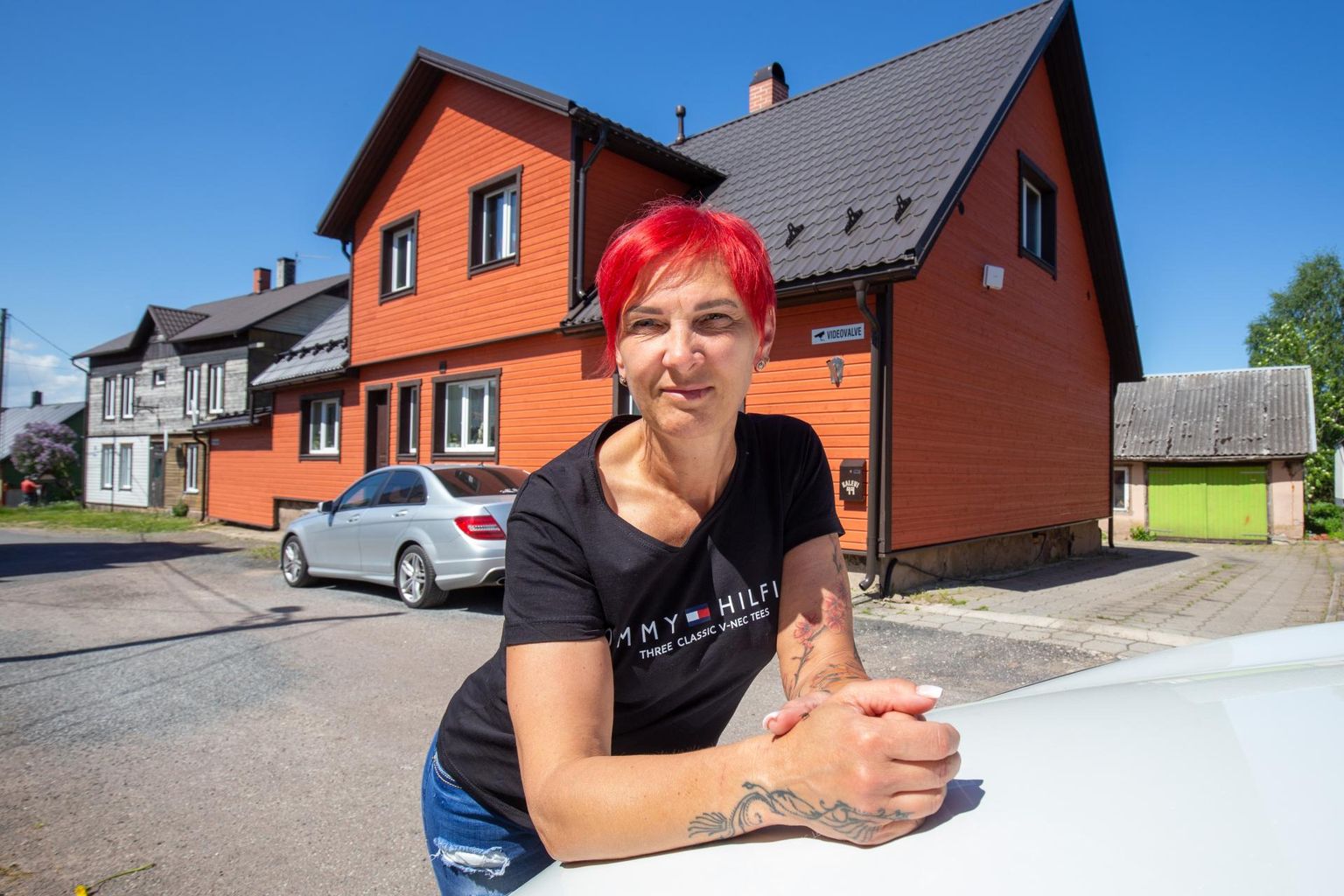 Viljandi fotograaf Larissa Tilk laseb abikaasal panna elamu katusele päikesepaneelid, sest elektrita elada ei saa, aga elektriarve tuleb kontrolli all hoida.