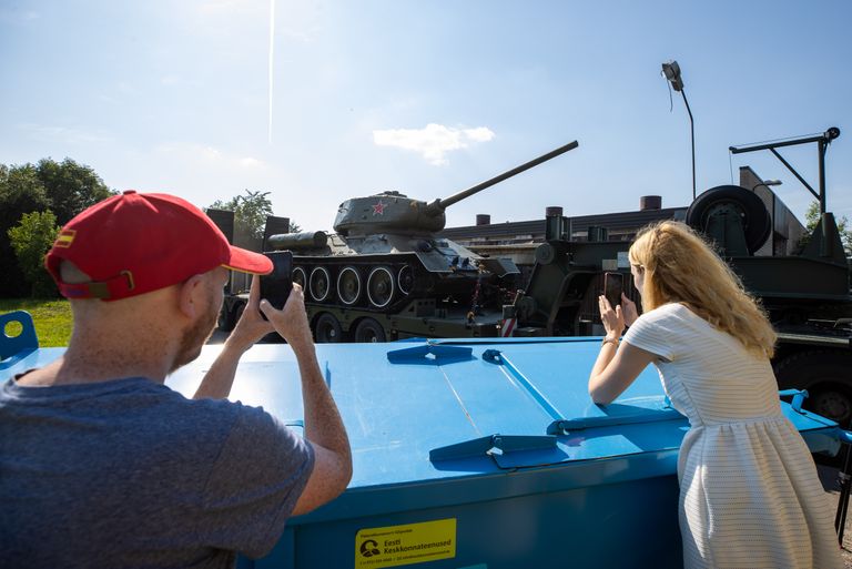 С августа прошлого года «нарвский танк» - объект туристического любопытства в военном музее Виймси. Но дело тем не кончилось.