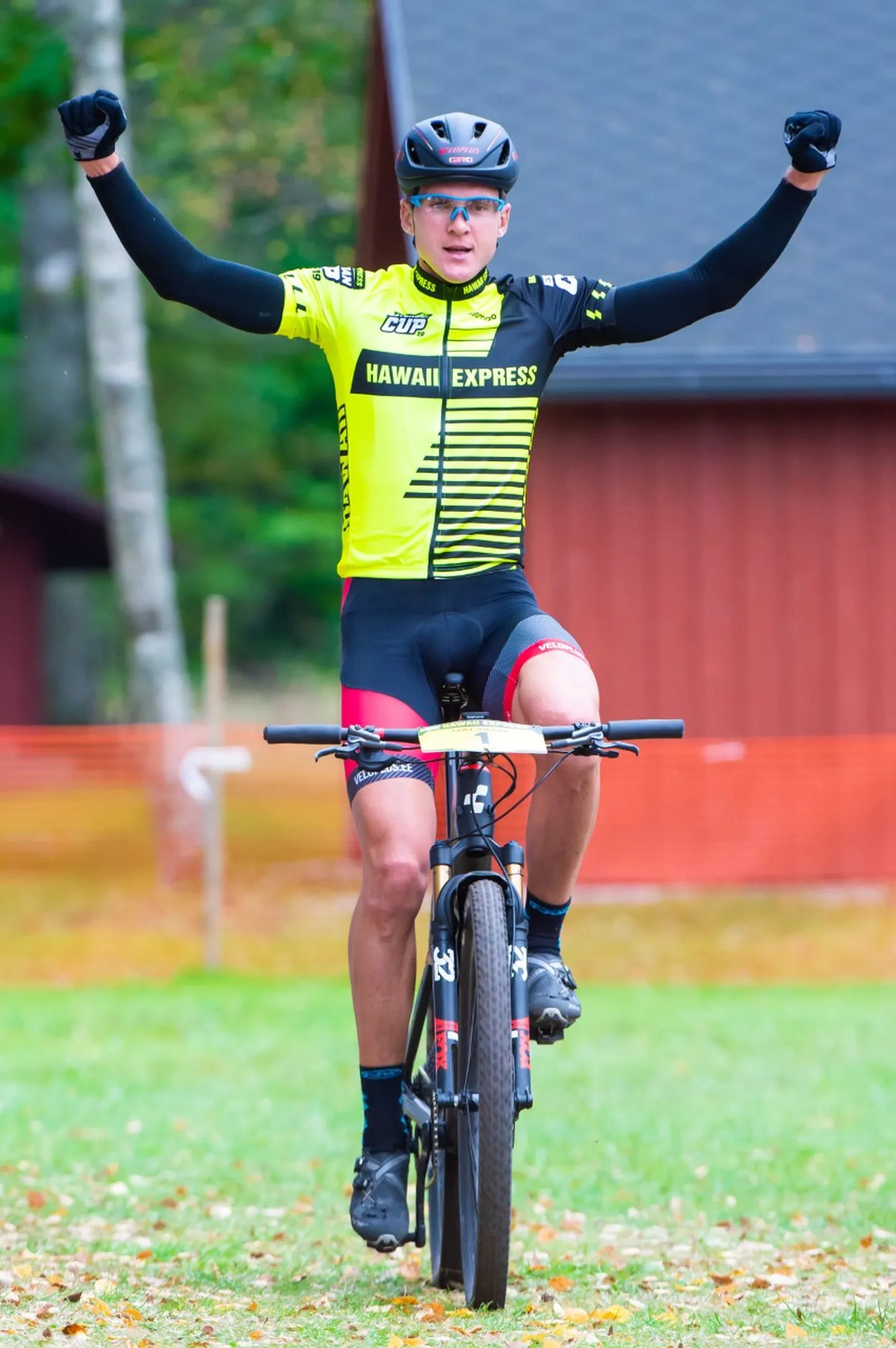 Karujärve maratoni ja kogu sarja võitnud Gert Jõeäär
finišis.