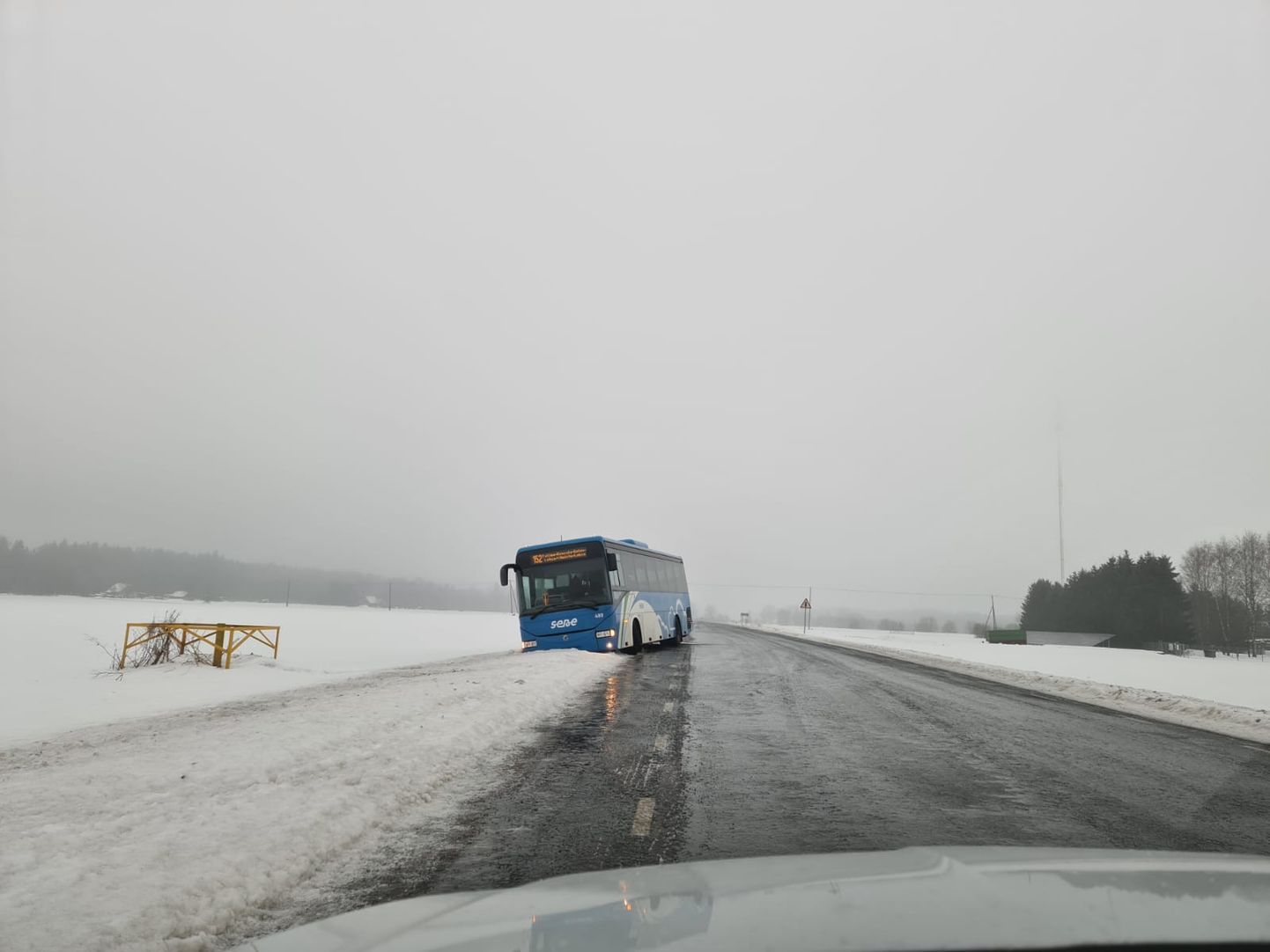 Автобус Sebe, съехавший с дороги. 23 февраля