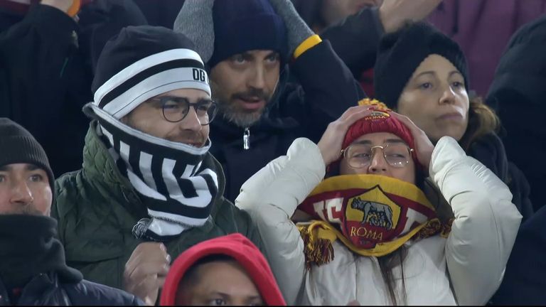 Juventuse ja AS Roma fännid kõrvuti mängu jälgimas
