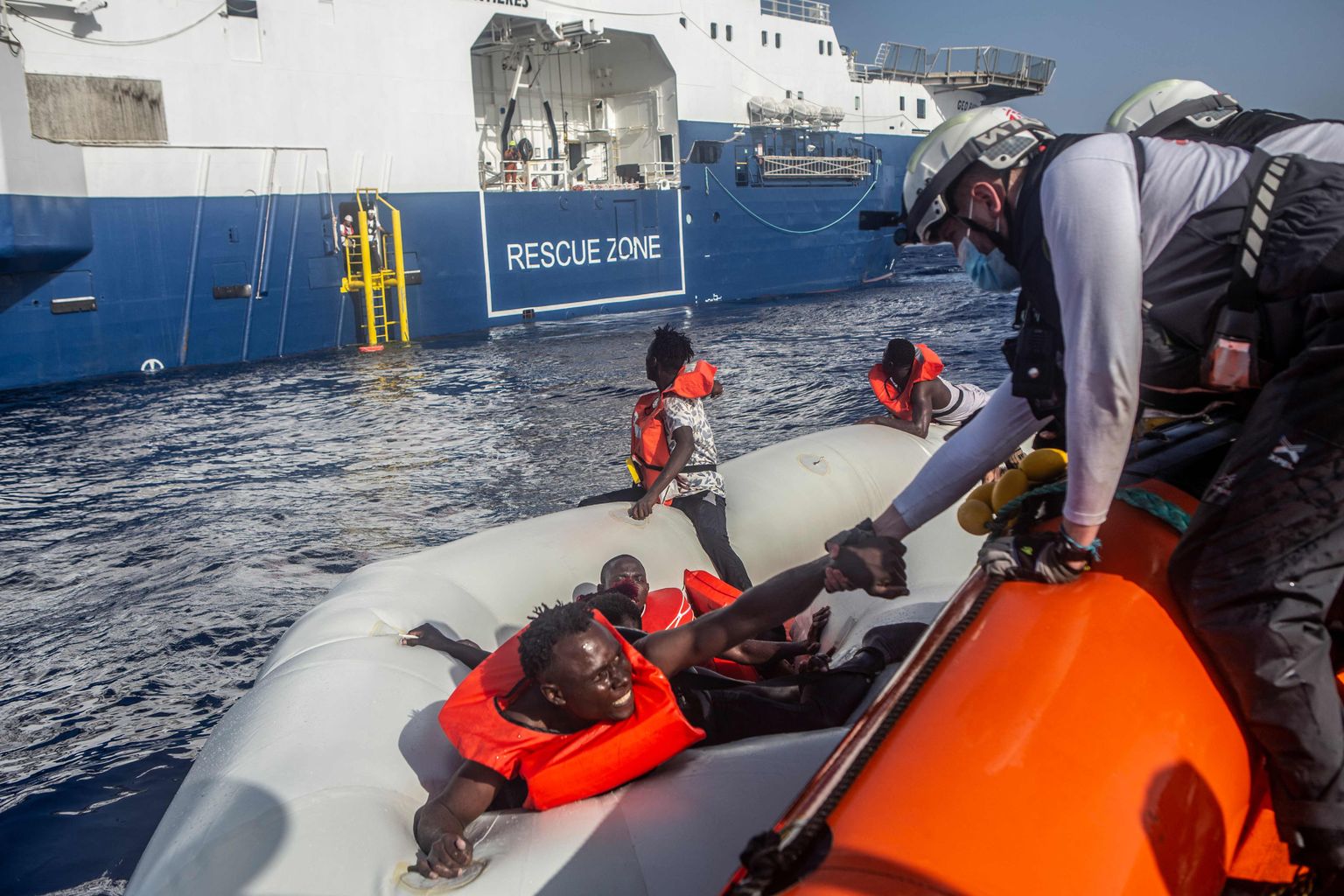 MSFi laev Geo Barents tänavu 28. juunil aitamas pardale merel olevaid migrante.