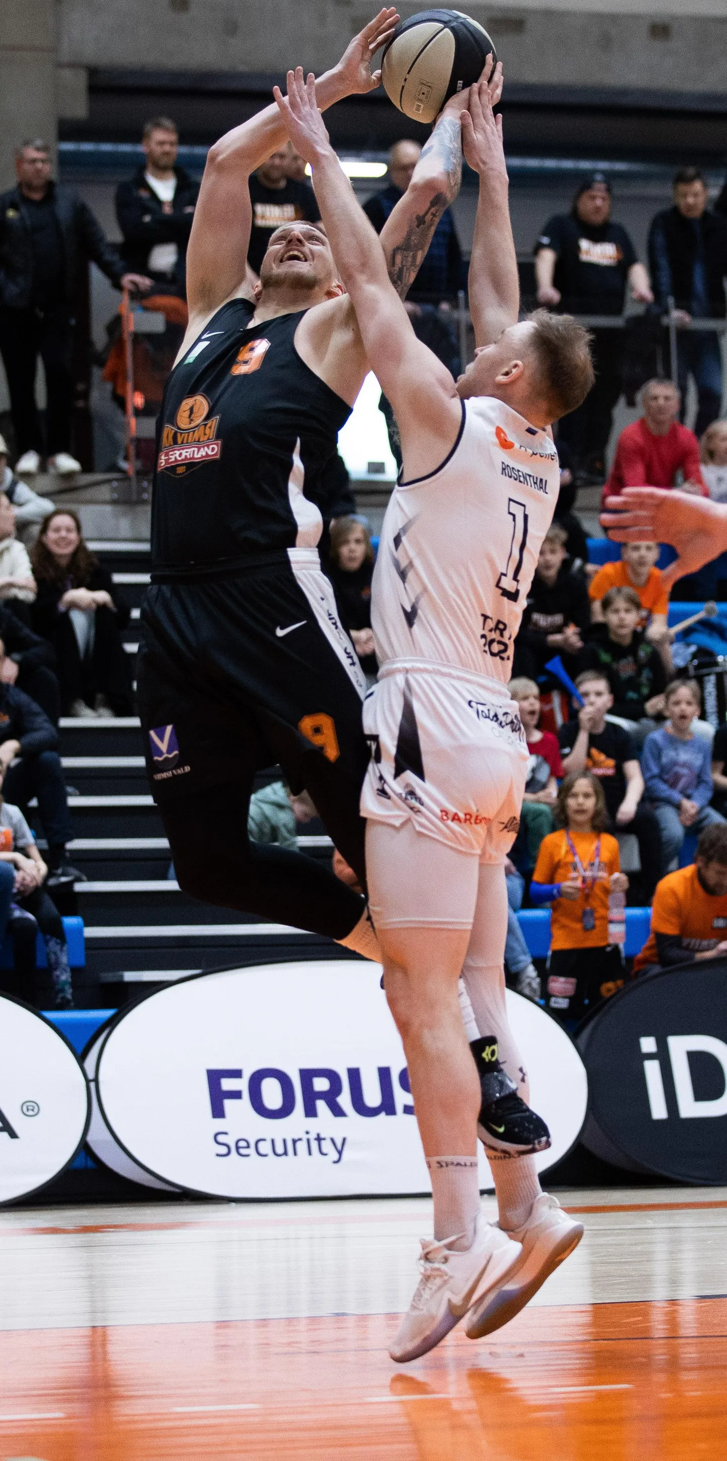 Möödunud kolmapäeval kogunes Tartu ülikooli spordihoonesse mängu vaatama 900 inimest. Pildil KK Viimsi/Sportlandi mängija Karl-Johan Lips (mustas) ja Tartu Ülikool Maks & Mooritsa mängija Märt Rosenthal.