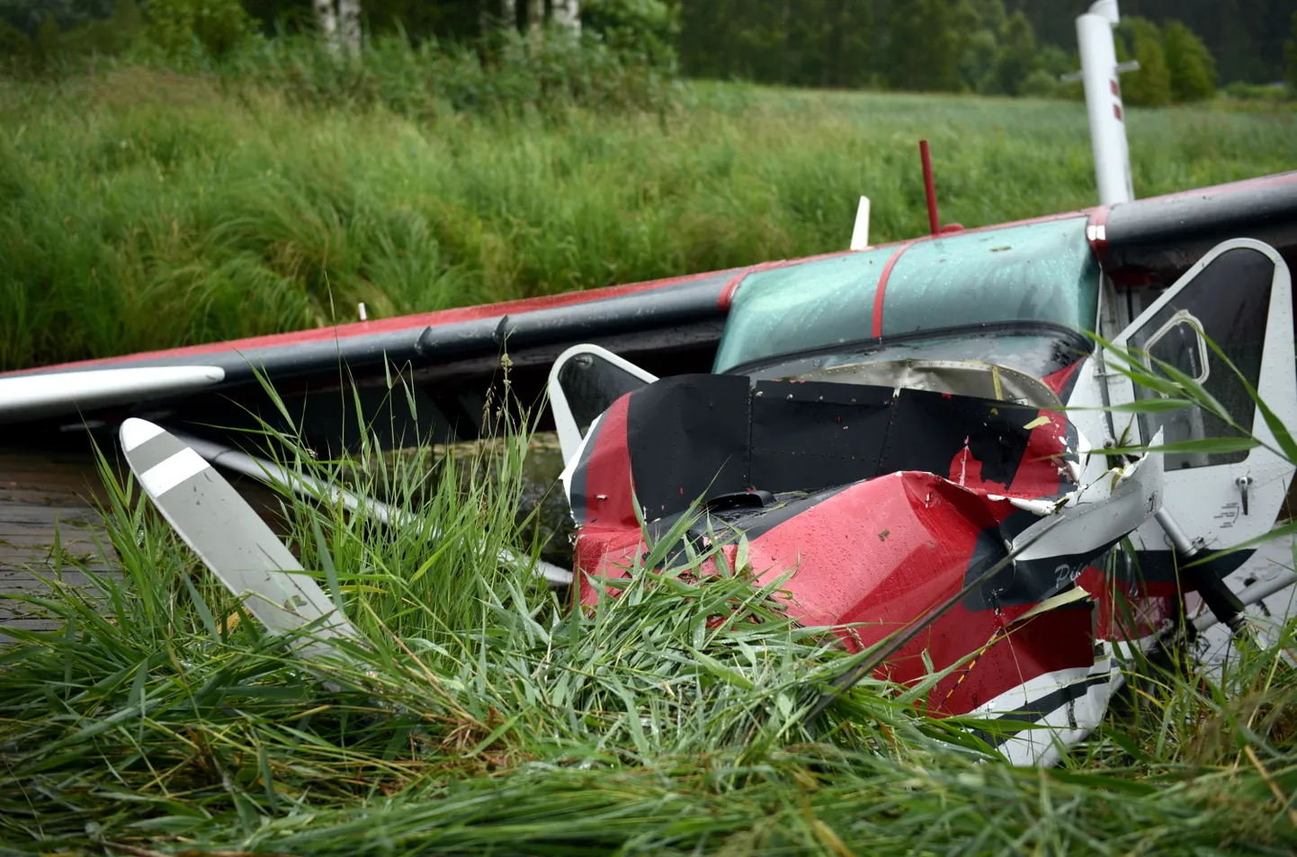Netālu no Rīgas lidostas avarējusi neliela "Pilatus" lidmašīna.