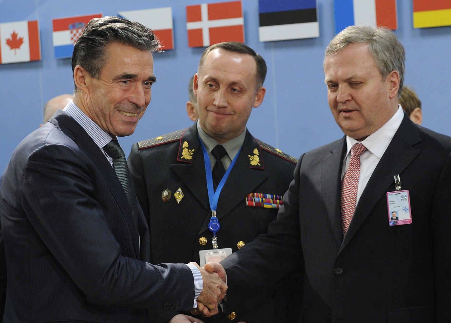 NATO peasekretär Anders Fogh Rasmussen (vasakul) tervitab Ukraina kaitseministri asetäitjat Oleksandr Oliõnõkki.