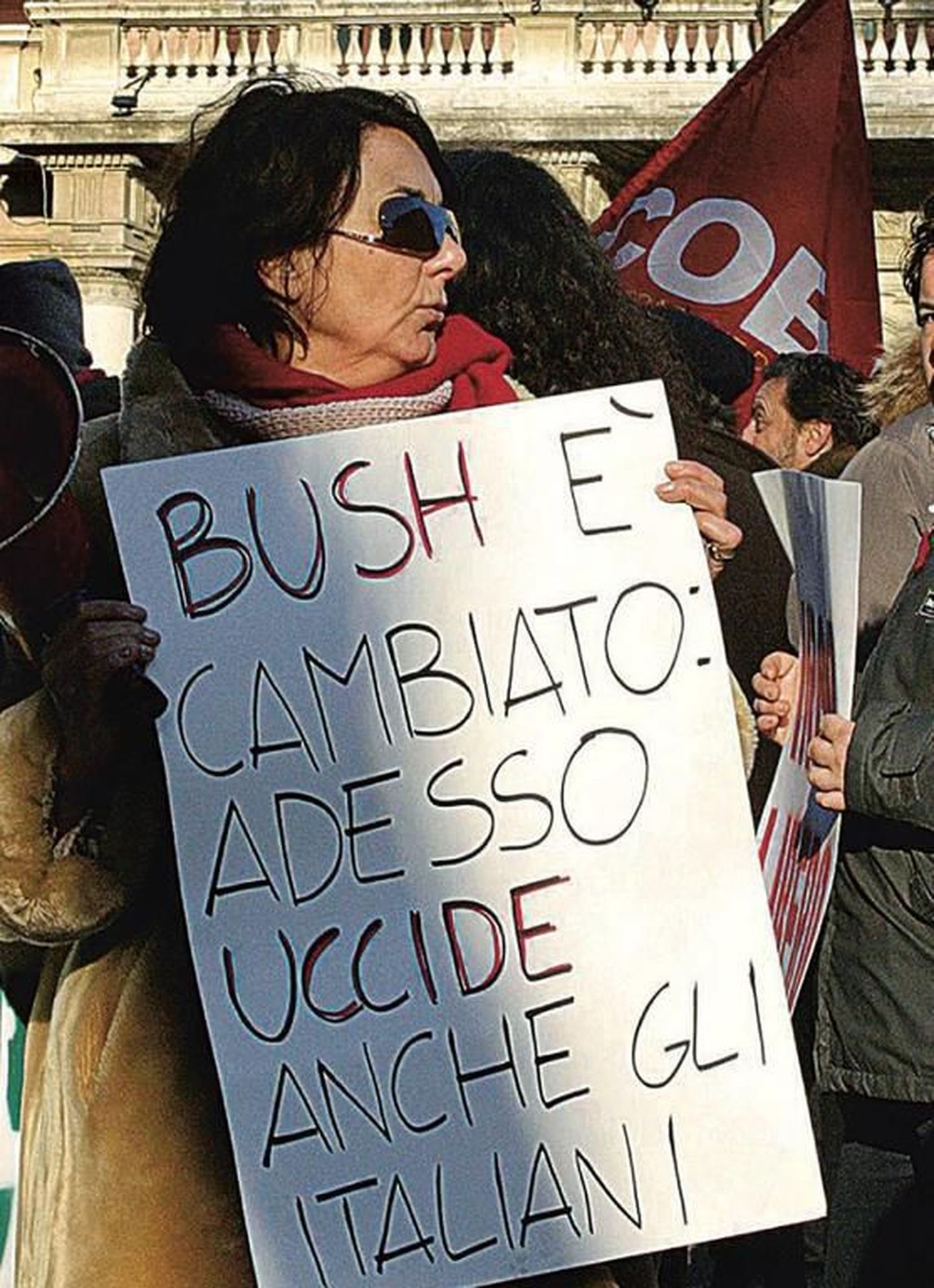 Laupäeval, pärast teadet agendi surma kohta, kogunesid USA Rooma saatkonna ette meeleavaldajad. Naine pildil hoiab käes itaaliakeelset plakatit, mis teatab: «Bush on muutunud, nüüd tapab ta ka itaallasi.»